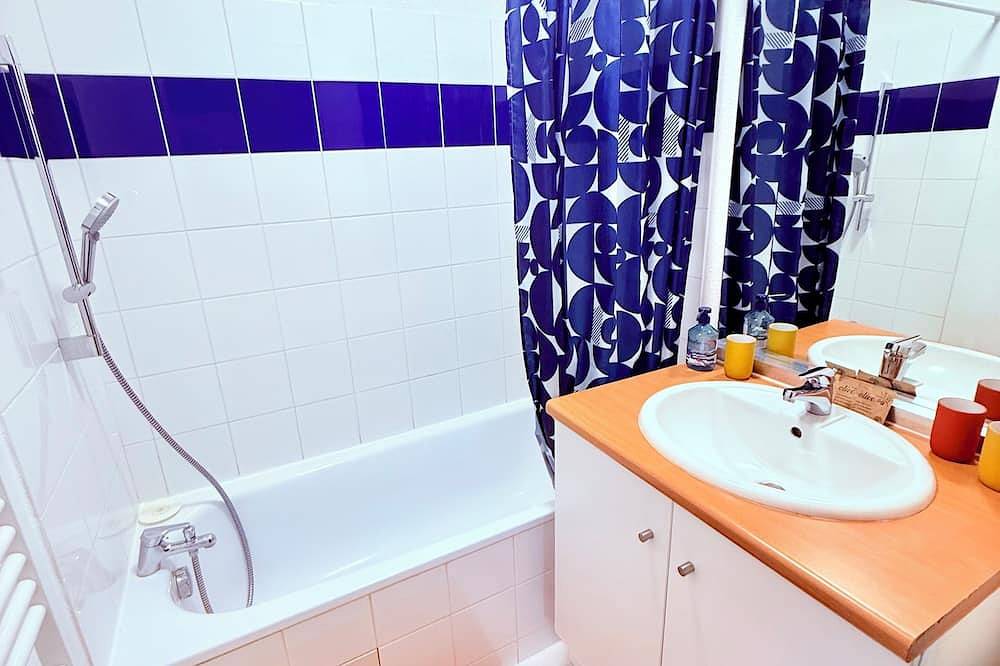 Entire apartment, La Parenthèse - Cosy & Colorful - Sleeps 2 - Private Parking in Blagnac, Haute-Garonne