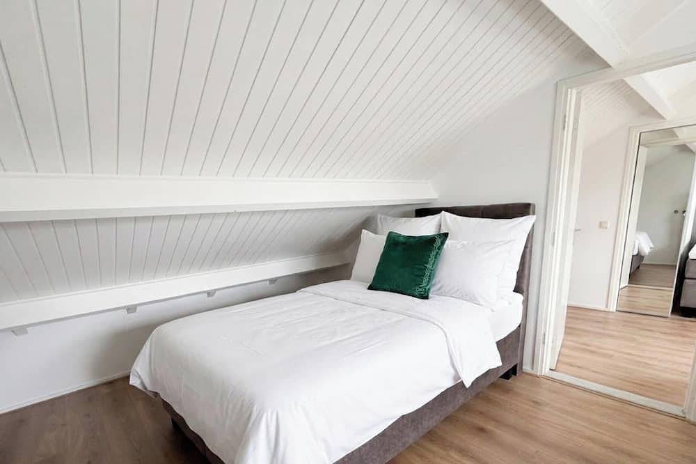 Welkom bij Xl Nature Villa, een uniek grote vakantievilla die comfortabel plaats biedt aan maximaal 14 gasten Gelegen nabij de bossen van Tilburg en omringd door natuur, is deze 240 m² villa perfect voor families, sportteams en natuurliefhebbers. in Tilburg, Noord-Brabant