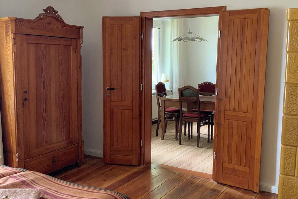 Ganze Wohnung, Historisches Haus unter Linden mit naturnahem Garten. Familienfreundlich. in Karow, Plau am See