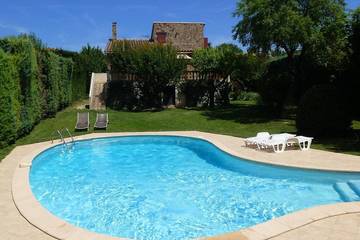 Location de vacances pour 8 personnes, avec jacuzzi ainsi que balcon et jardin à Brignoles