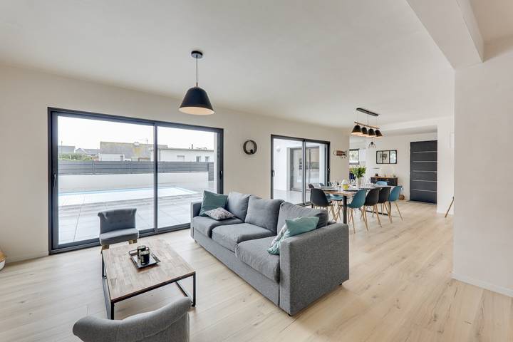 Location de vacances pour 10 personnes, avec terrasse ainsi que jardin et piscine à Roscoff - 3