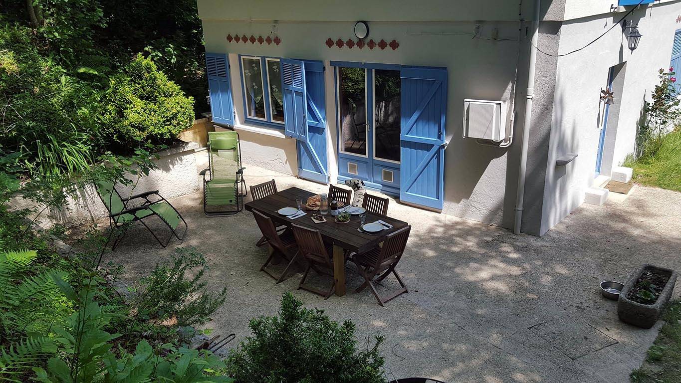 Maison en bordure Lac Castelnau-Lassouts (Cabanac) in Sainte-Eulalie-d'Olt, Parc naturel régional de l'Aubrac