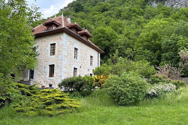 Location de vacances pour 10 personnes, avec jardin à Yenne