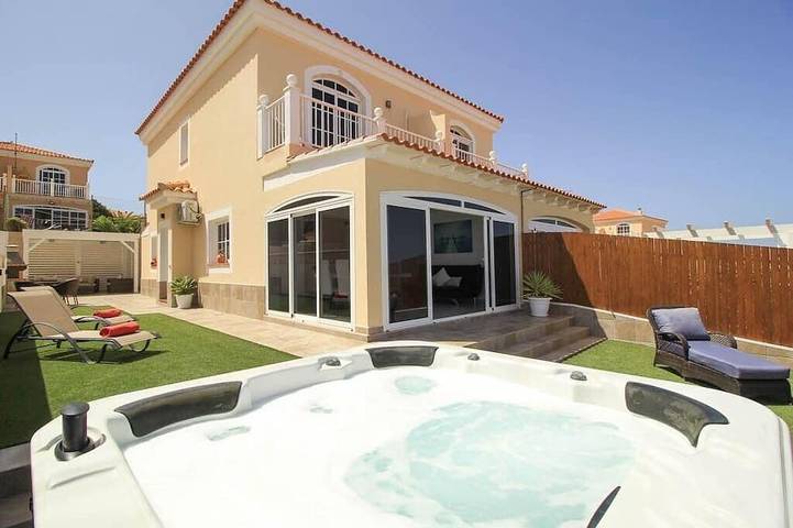 Villa for 6 people, with pool and garden as well as hot tub and balcony - 1