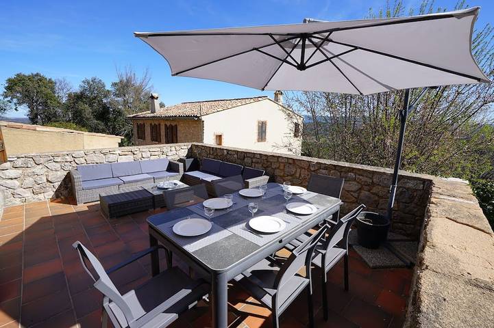 Location de vacances pour 6 personnes, avec terrasse à Fox-Amphoux