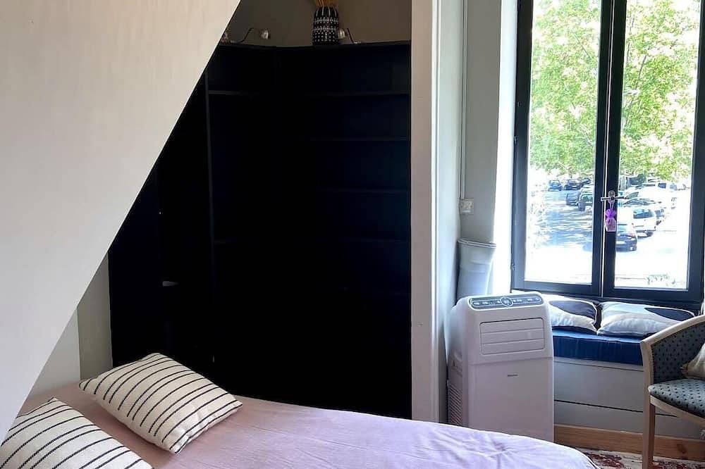 Villa les Volets Bleus, an authentic house in the heart of the city center. in Fontaine-de-Vaucluse, Vaucluse