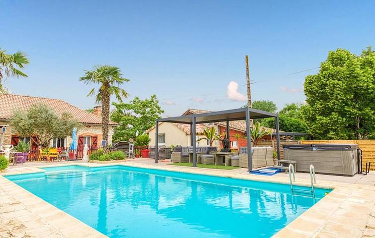 Location de vacances pour 6 personnes, avec Jacuzzi et Terrasse ainsi que Jardin et Piscine à Septfonds