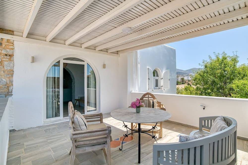 Appartamento intero, Cavos Paros Veranda Apt: Large Patio, Bathtub & Walk to Beach in Aliki, Paros