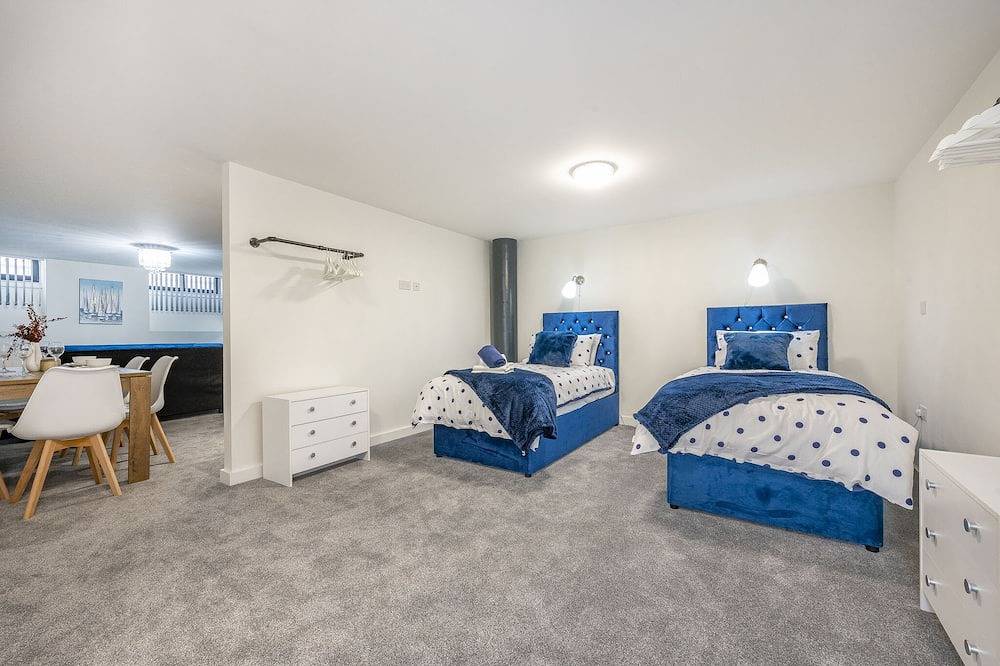 Entire apartment, Bv Navy Blue Spacious Diamond Suites Apt in Bradford, West Yorkshire
