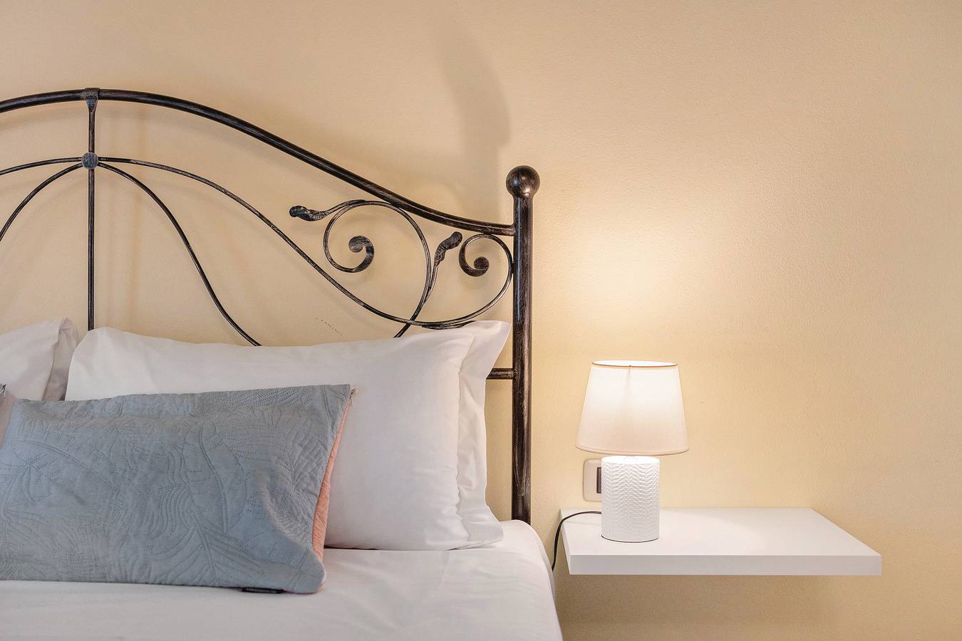 Zimmer 'Amè Deluxe Suite' mit Seeblick, Wi-Fi und Klimaanlage in Peschiera del Garda, Gardasee-Berge