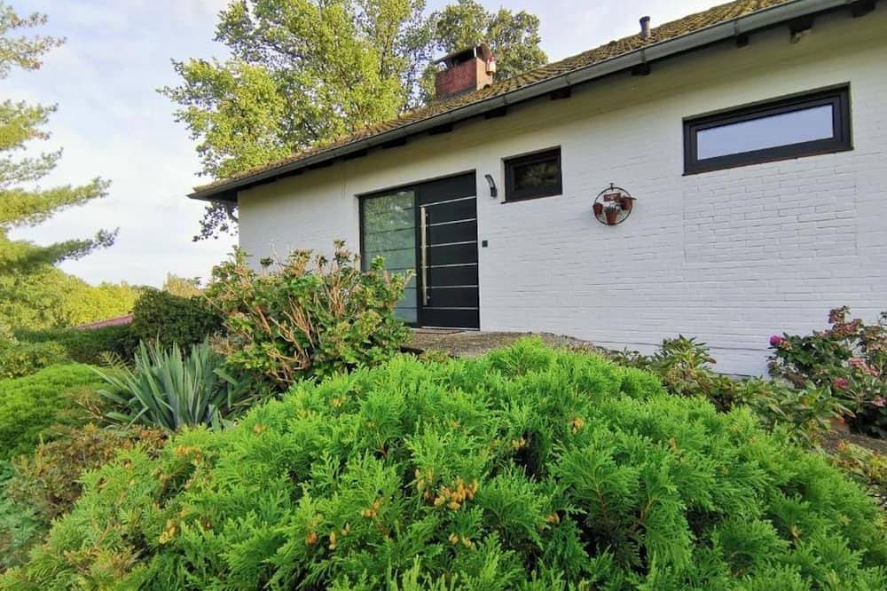 Lichtdurchfluteter Winkelbungalow am Rande des Bioshärenreservats Elbtalaue. in Bleckede, Elbtalaue