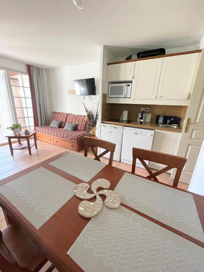 Gîte pour 4 personnes, avec vue et terrasse ainsi que piscine et jardin, animaux acceptés à Uhart-Cize - 3