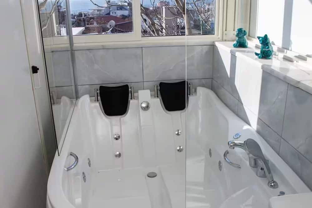 Terrace Flat At The Center Of Old City With Jacuzzi in Fatih, Istanbul