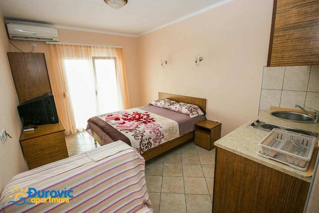 Geheel appartement, Vakantieappartement voor 3 personen met balkon/terras in Dobra Voda, Montenegro Coast