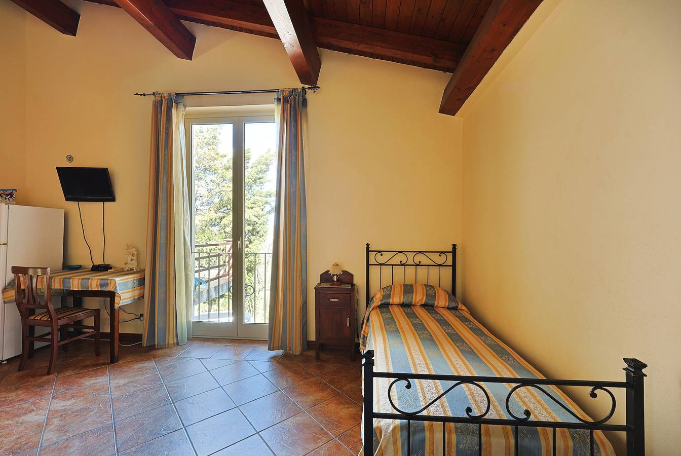 Camera 'Lipari' con terrazza e giardino in comune e aria condizionata in Patti, Provincia di Messina