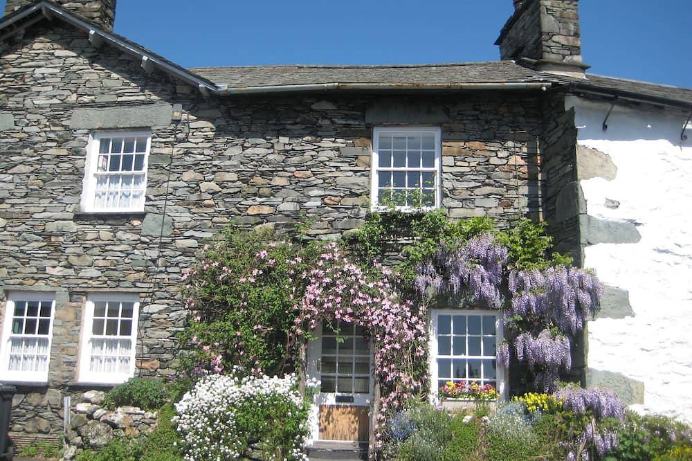 Bryony Cottage, private parking, wifi, sleeps 3, tranquil central location in Ambleside, Lake District