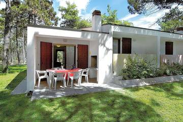 Ferienhaus für 6 Personen, mit Terrasse und Pool in Bibione