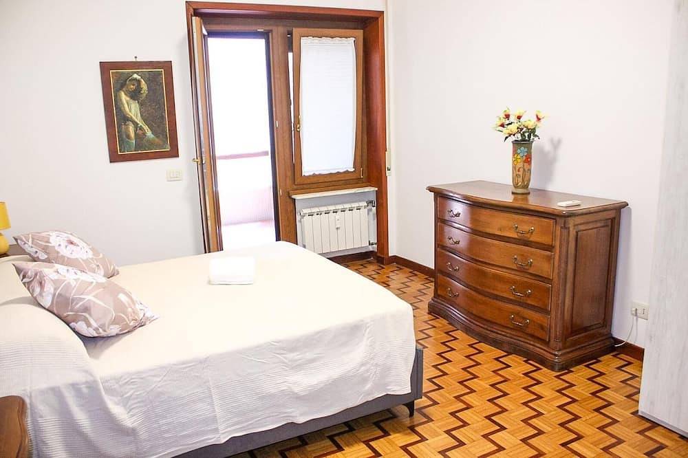 Appartamento intero, Bright & Modern Family Apartment Near the Beach – Sleeps 6 in Ostia, Roma