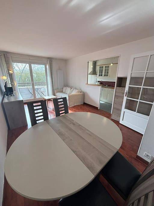 Appartement entier, F3 avec balcon 5 min gare Sqy et Parking gratuit in Guyancourt, Yvelines