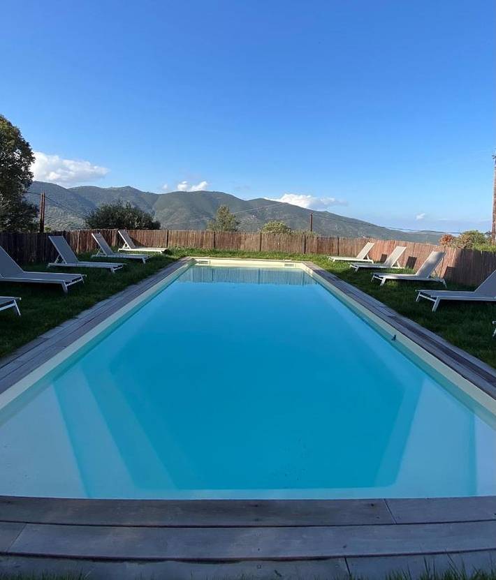 Gîte pour 4 personnes, avec piscine ainsi que terrasse et jardin à Lama