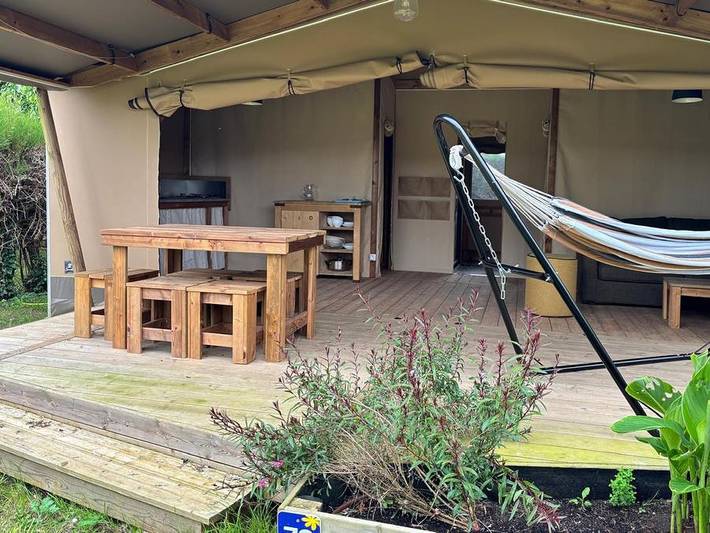 Flower Camping Les Ilates - Tente en toile et en bois 6 personnes - Ecolodge Cotton toilée Confort 35m² (3 chambres) - dont terrasse couverte de 11m² + Tv | 6 personnes in Loix, Île de Ré