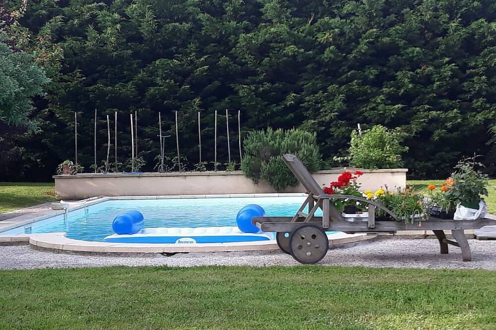 A 1h15 de  Paris  A6  longère avec Jardin  Piscine-  famille -Animaux  acceptés in Ervauville, Région de Montargis