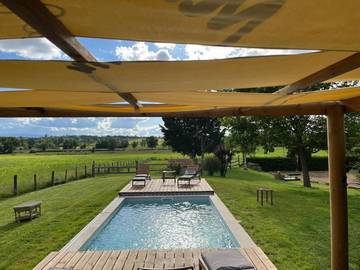 Maison de campagne pour 3 personnes, avec jardin ainsi que vue et piscine, adapté aux familles à Briennon