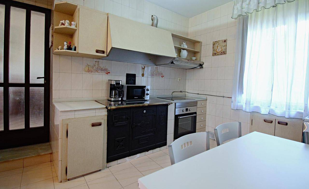 Three-Bedroom House in Villanueva de Arosa, Rias Baixas