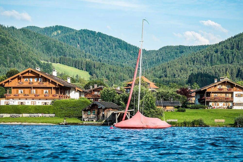 Entire apartment, Apartment 4 - water lily on the lake in Bad Wiessee, Bavarian Alps