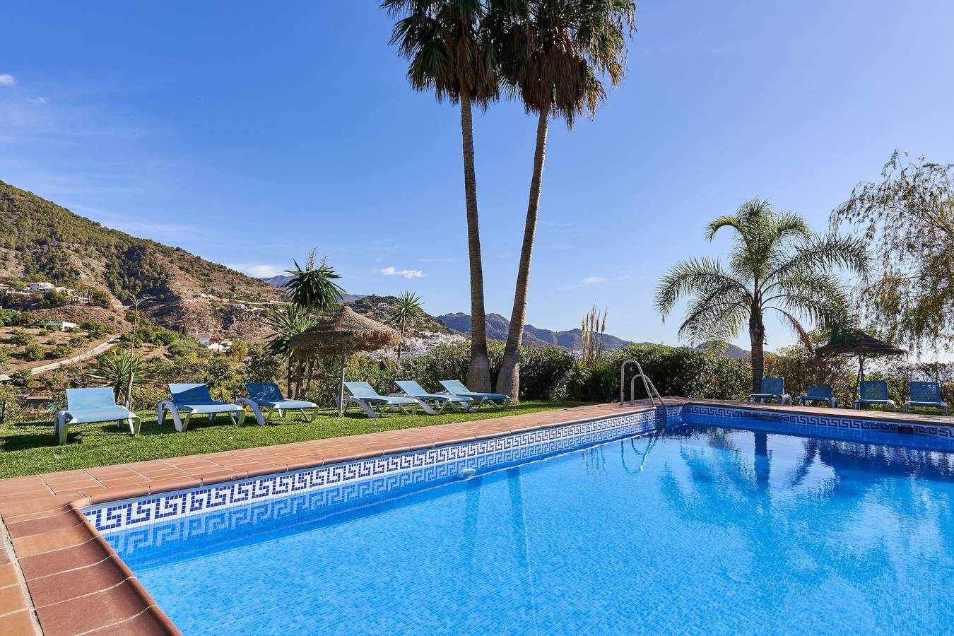 Gruppenvilla 14 mit Pool, Strand in 10 Minuten erreichbar in Frigiliana, Costa del Sol