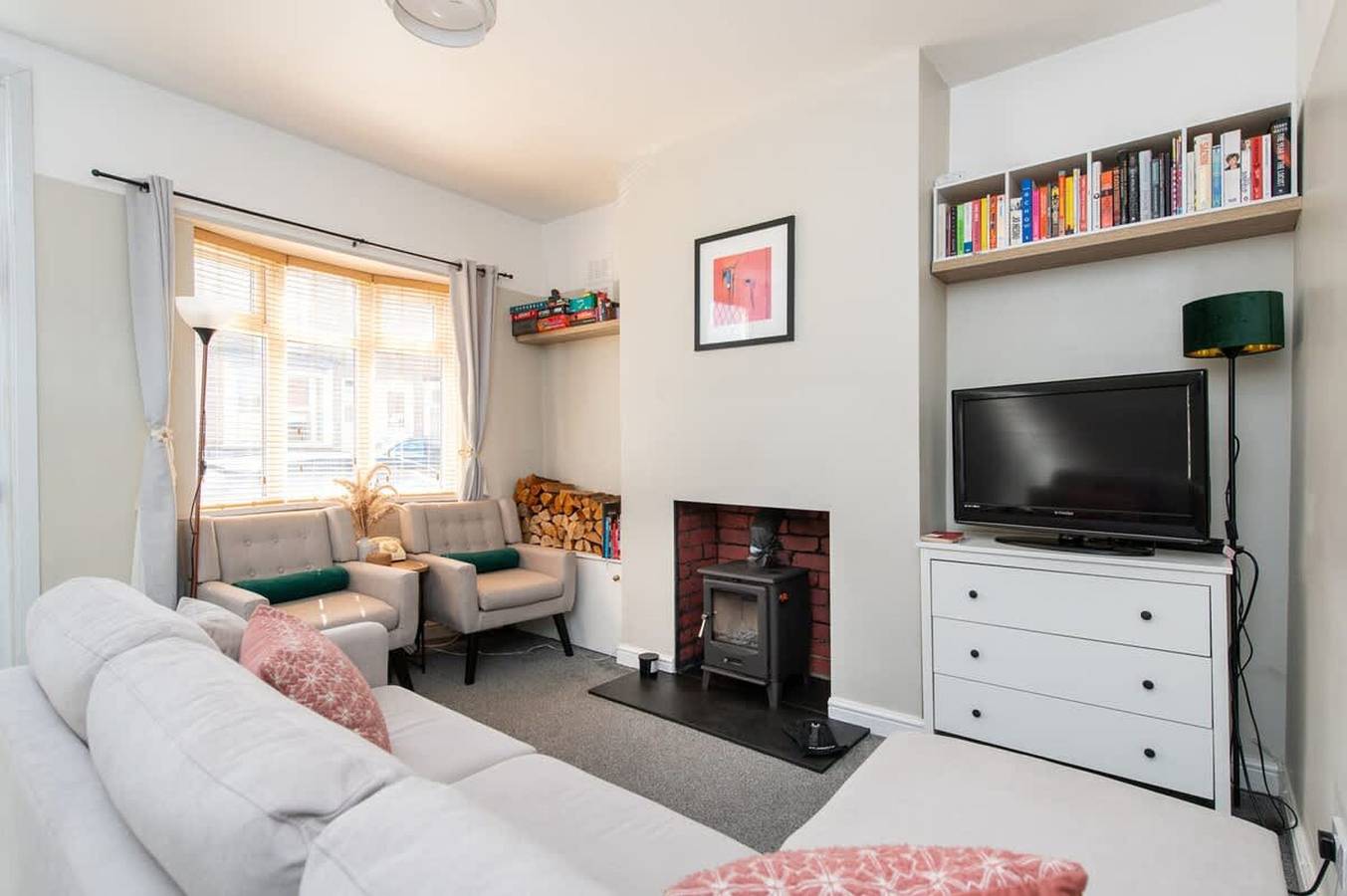 Central 2 Br Cosy House in Warwickshire