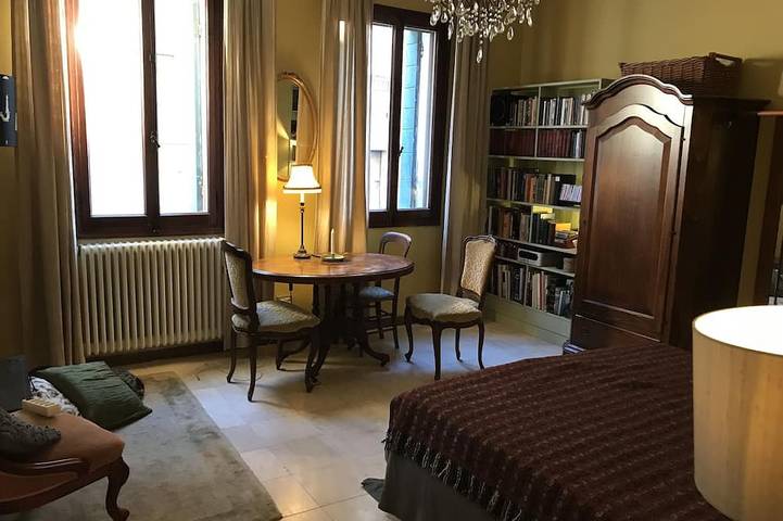 Ganze Wohnung, Geräumige Kanalufer Wohnung im Herzen von Venedig in Venedig, Lagune von Venedig