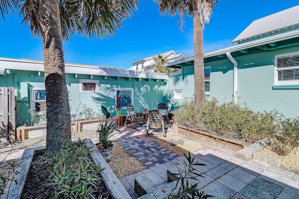 Ganze Wohnung, Sea Glass Cottage #4 | Renovated | Steps to Beach | Outdoor Courtyard in Fernandina Beach, Amelia Island
