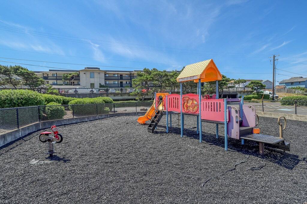 Gemütliches Haus am Meer mit 2 Kingsize-Schlafzimmern, 1 Haus vom Zugang zum Strand entfernt in Lincoln City, Devils Lake (OR)
