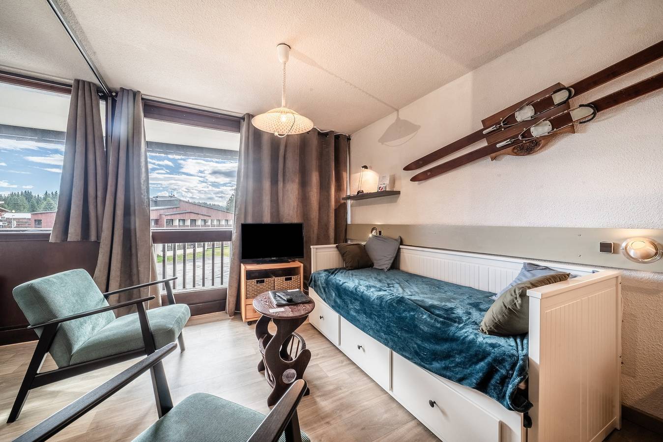 Entire apartment, Apartment 'Les Mouflons' with Mountain View and Balcony in Le Praz de Lys, Taninges