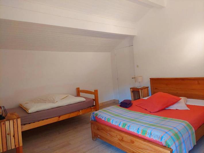 Location de vacances pour 3 personnes, avec piscine et vue ainsi que terrasse et jardin à Teyssières - 2