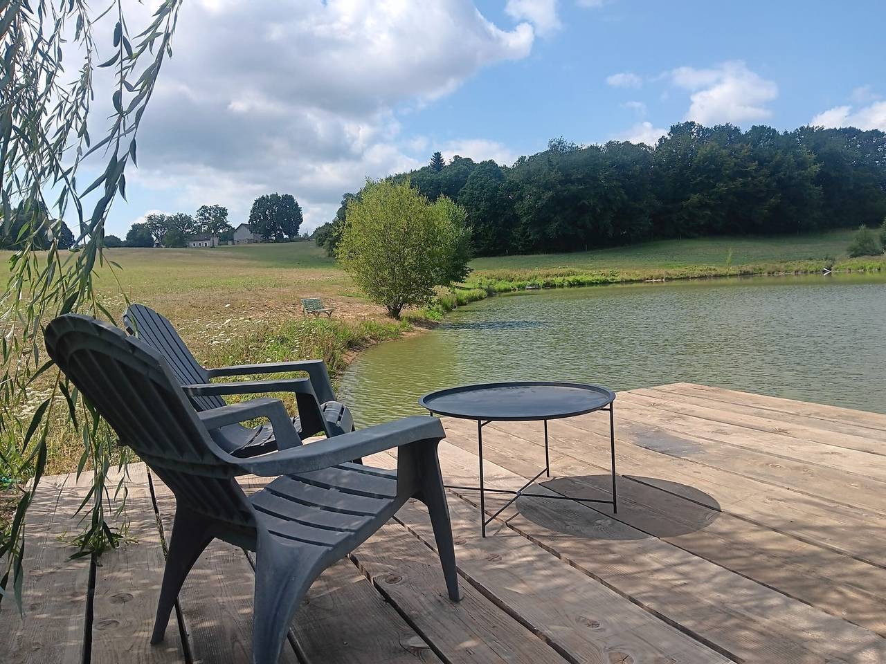 Mobil-home « À l’étang » avec vue sur le lac et jardin privé in Naves, Région de Tulle