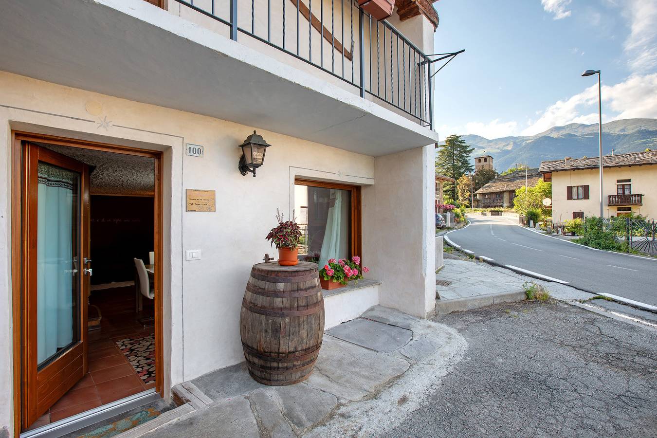 Appartement entier, Appartement 'La Petite Maisonnette' avec vue sur montagne et balcon in Plan d'Introd, Comune di Introd