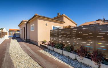 Ferienhaus für 6 Personen, mit Sauna und Garten in Pula