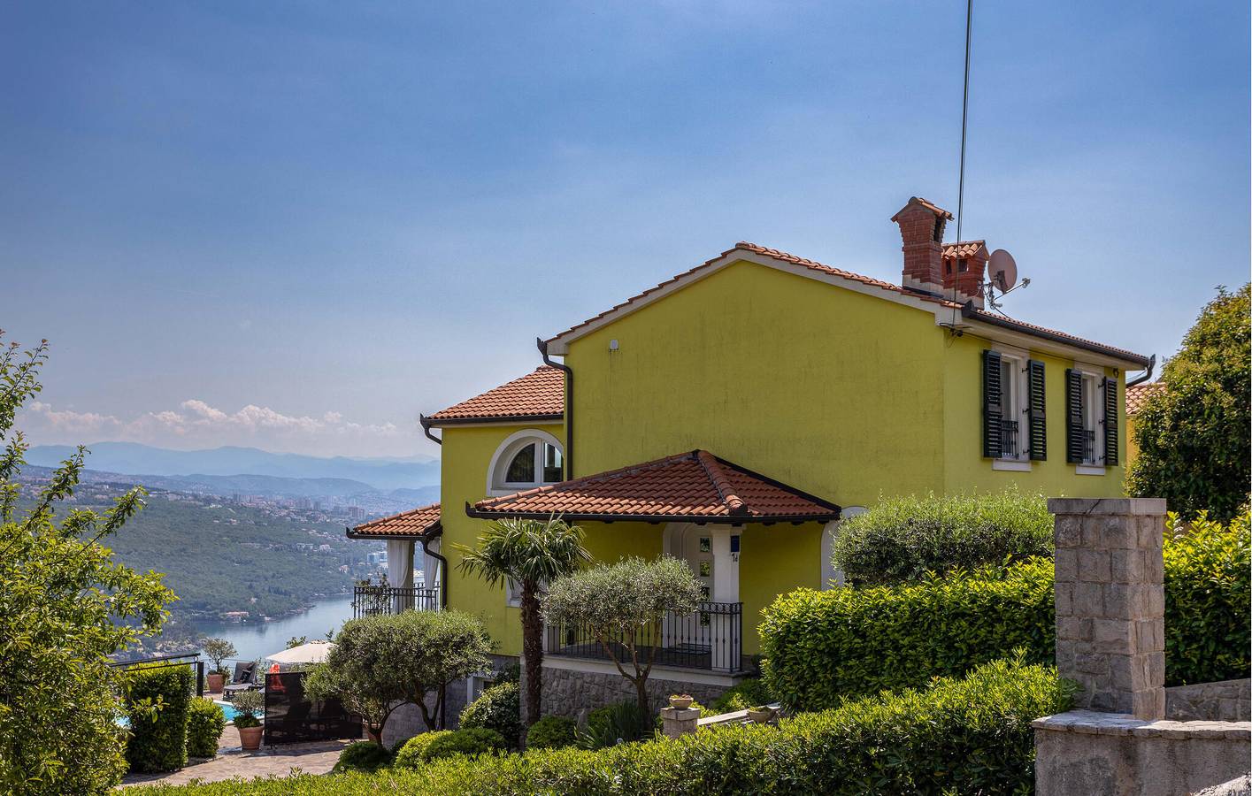 Amplio apartamento de 2 dormitorios con piscina, cerca de la playa y con wifi in Opatija Riviera