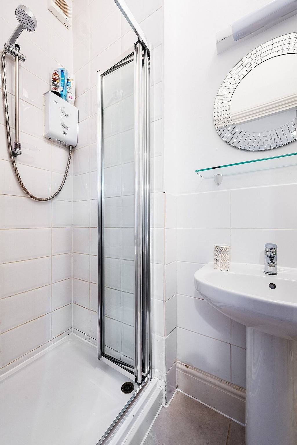 Entire apartment, Garden flat near Ealing Broadway in Ealing, London