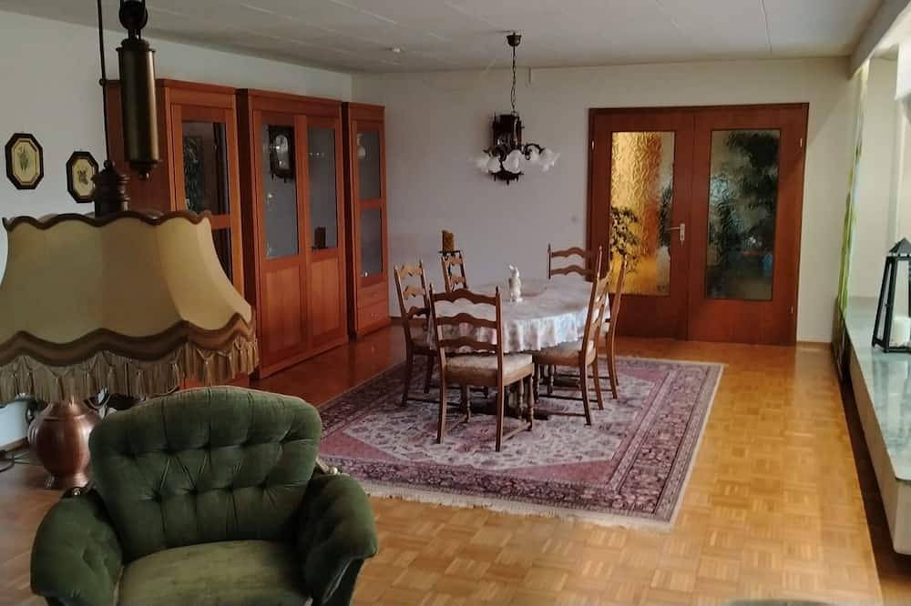 Ganze Wohnung, Ferienwohnung am Weinberg, nahe Tripsdrill  Garten,  ausgestattete Küche, WLAN in Ilsfeld, Landkreis Heilbronn