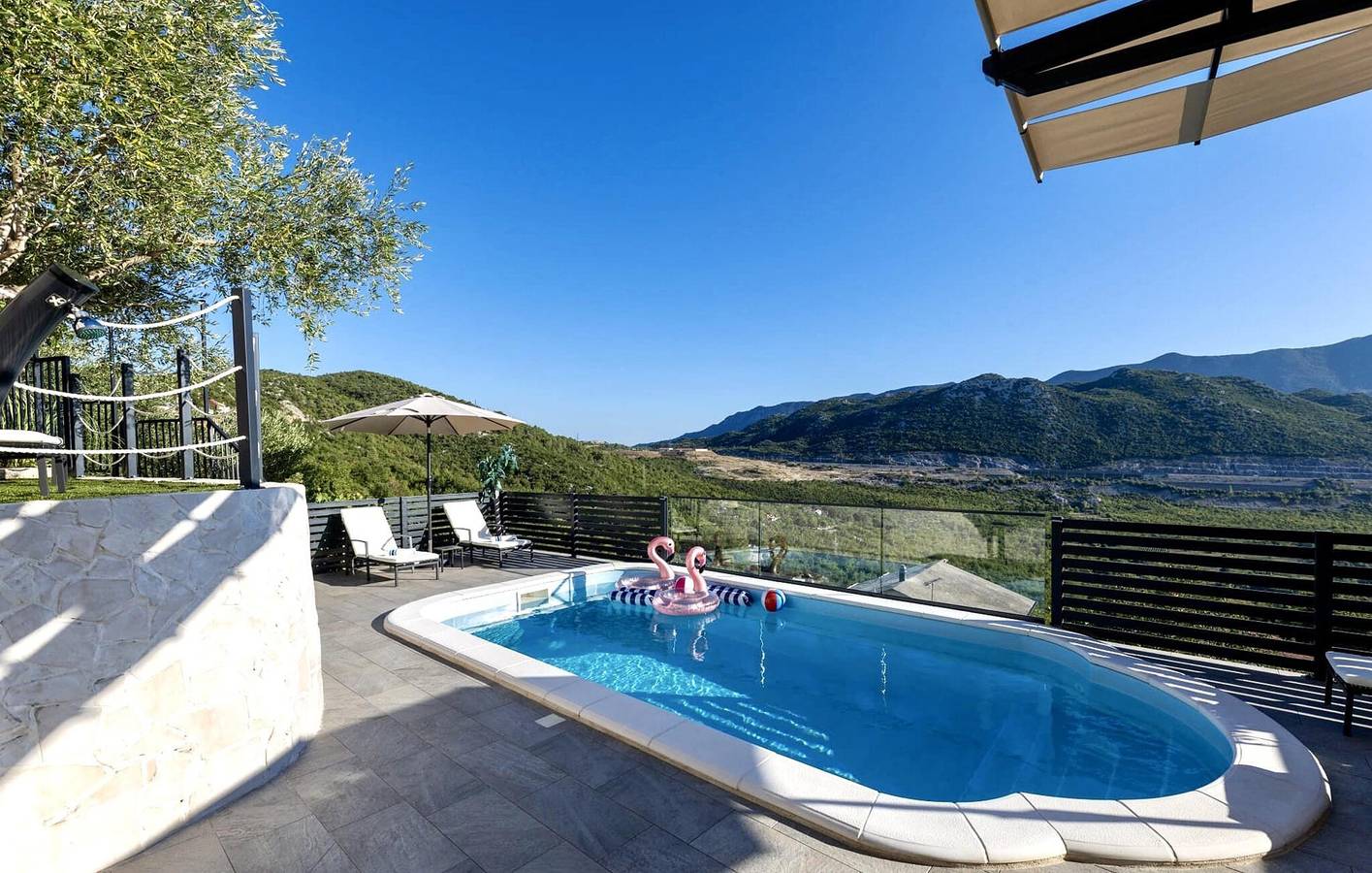 Gemütliche 200 m² große Ferienwohnung mit Pool und Terrasse in Vrgorac, 300 m vom Stadtzentrum entfernt in Vrgorac, Makarska Riviera