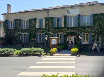 Hôtel pour 2 personnes, avec piscine et jardin ainsi que jacuzzi et sauna, animaux acceptés à Aubeterre-sur-Dronne
