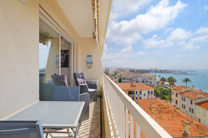 Entire apartment, Apartment 'T2 Stunning Sea View' with Sea View, Wi-Fi and Air Conditioning in Cagnes-sur-Mer, Mediterranean Coast (France)