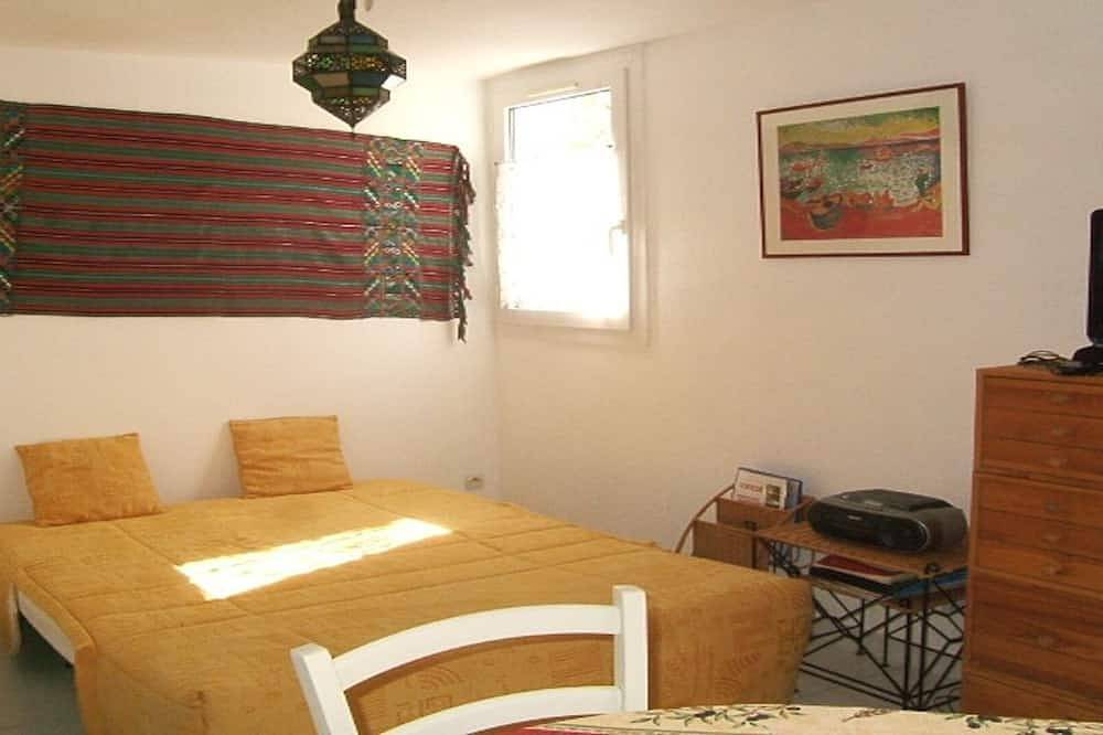 Pleasant air-conditioned holiday Villa-Veranda-garden and pool-tennis access in Sorède, Céret region