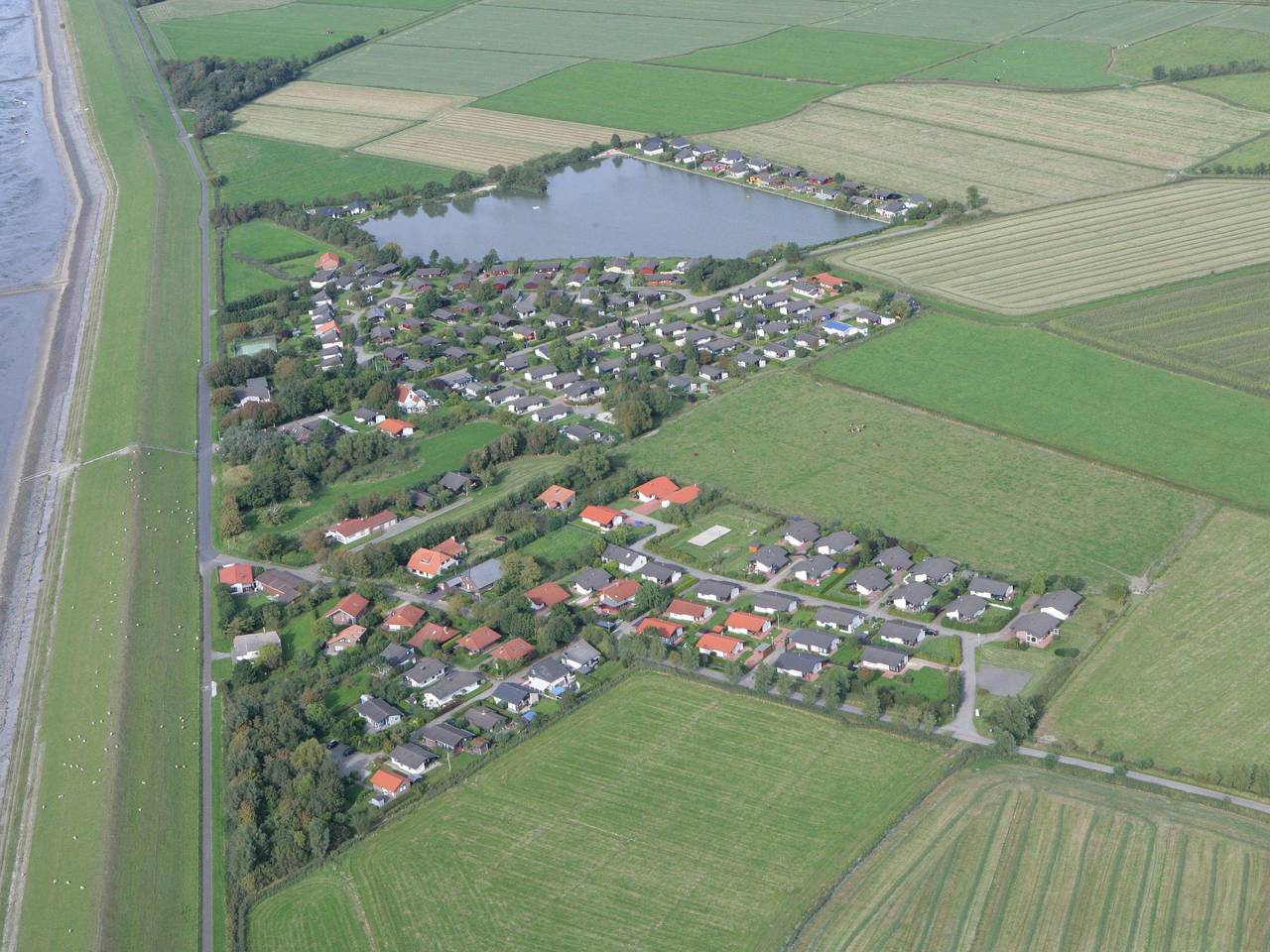 E13 Ferienhaus mit Garten, Terrasse und Deichbli in Eckwarderhörne, Butjadingen