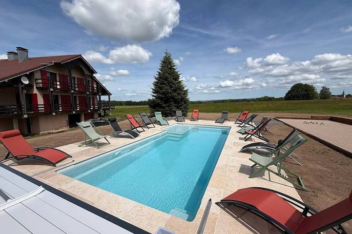 Gîte pour 15 personnes, avec sauna et balcon ainsi que jardin et jacuzzi, animaux acceptés à Champdray