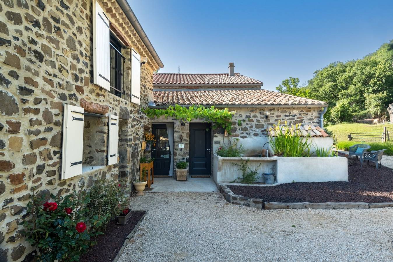 Chambre d'hôtes 'La Grange 2' avec vue sur la montagne, piscine partagée et Wi-Fi in Saint-Pons (Rhone-Alps), Ardèche
