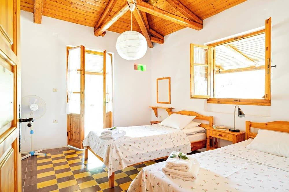 Self catered Daphnes cottage #1 with large veranda and garden near the beach. in Vasilikos, Zante